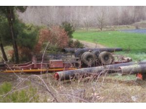 Freni Tutmayan Boru Yüklü Tır Devrildi: 1 Yaralı