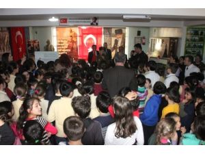 İhsan Yılmaz İlköğretim Okulu'nda Çanakkale Sergisi