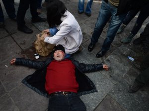 Eylemlerin arasında kalan simitçi yaralandı