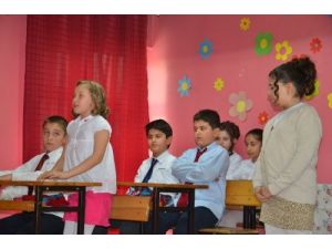 Şeker Çocukların İstiklal Marşı Piyesi Ertuğrul Sağlam'ı Duygulandırdı