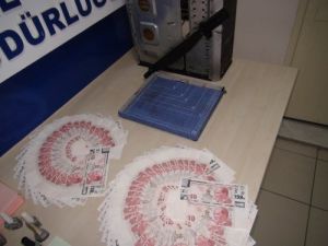 Yazıcıdan Çıkardıkları Sahte Paralara Oje Ve Simle Makyaj