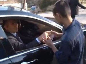 Hayırsever Reza para dağıttı!