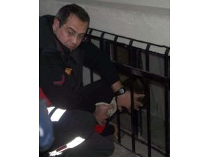 Başı Pencere Demirine Sıkışan Çocuk Kurtarıldı, Annesini Görünce Ağladı