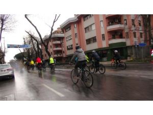 Bisikletliler 'Yol İçin' Pedal Çevirdi
