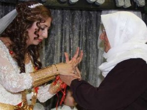 Aşiret düğününde kilolarca altın takıldı