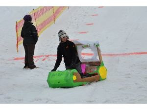 Palandöken'de Karton Kızaklar Yarıştı