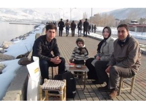 Güneşli Havayı Fırsat Bilen Vatandaşlar Van Gölü Sahiline Akın Etti