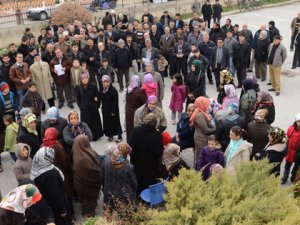 Konya'da mahalle halkı, kapanan özel hastane için eylem yaptı