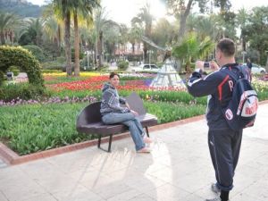 Rengarenk Çiçek Açan Lale Parkları Stüdyo Gibi