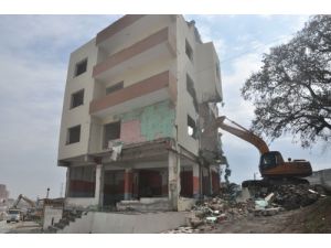 Genişletme Çalışmaları Kapsamında 4 Katlı Bina Yıkıldı