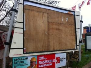 Saadet Partisi Adayının Afişleri Tahrip Edildi