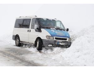 Yüksekova'da Kar Yağışında Mahsur Kalanların Yardımına Mehmetçik Koştu