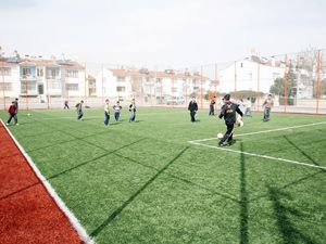 Selçuklu’nun çim sahaları iyi çalışıyor