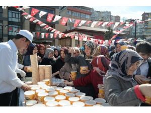 Bursa Emirsultan Meydanı'nda Çanakkale Menüsü İkram Edildi
