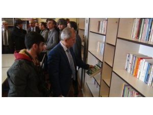 Öğrenci Ve Öğretmenler Ele Ele Vererek 5 Bin Kitaplık Kütüphane Kurdu