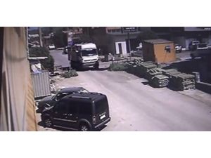 Köpekten Kaçan Çocuk Kamyonun Altında Kaldı