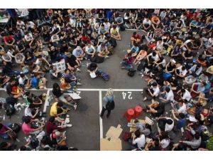 Tayvan’da Göstericiler Meclisi Bastı