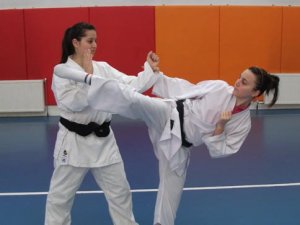 Güventaş Koleji karatecileri kürsüden inmiyor