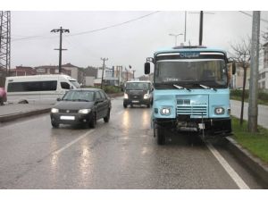 Otomobile Çarpan Minibüs, 200 Metre İleride Durabildi: 1 Yaralı