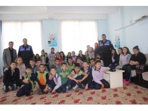 Kadirli'de Polisler Çocuklara Sahip Çıktı