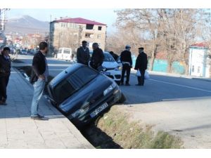 Ambulans, Otomobile Çarpıştı: 4 Yaralı