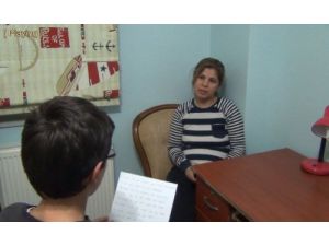 Okulda Öğrendikleri İngilizce'yi, Ailelerine Öğretiyorlar