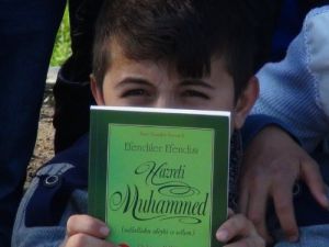 Dicle Nehri Kenarında 'Herkes O’nu Okuyor'