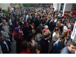 Ygs’ye Giren Öğrenciler Sınavda, Yakınları Dışarıda Terledi