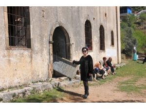 Restorasyon Hazırlığı Yapılan Tarihi Kilisenin Kapısını Kırdılar