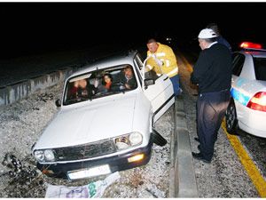 Kazazede aile otomobil içinde yardım bekledi