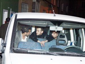 Giremedikleri restoranı kurşunladılar