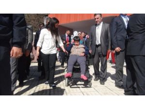 Tatvan Emniyeti'nden Engelli Çocuklara Tekerlekli Sandalye