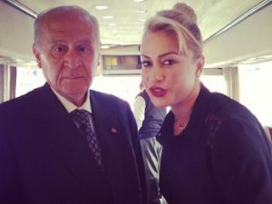 Yeliz Yeşilmen Bahçeli ile selfie çektirdi