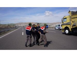 Otobanda Eli Bıçaklı Bir Garip Eylemci (Özel)