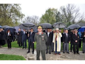 Öğrenciler Yağmur Altında Islandı, Protokol Şemsiye İle Korundu