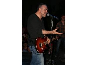 Alınan İzinler İptal Edilince Haluk Levent Konseri Asfalt Yolda Yapıldı