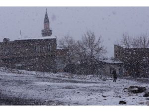 Erzurumlular Güne Lapa Lapa Yağan Karla Başladı