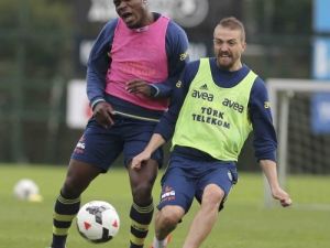 Fenerbahçe'de Gökhan Gönül Ve Bekir İrtegün Takımla Çalıştı