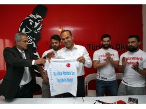 O Tişört Sözlü’ye Hediye Edildi