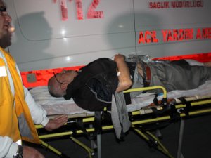 Bekçi tüfekle kendini bacağından vurdu