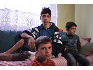 Bombalardan Sağ Kurtulan Suriyeli Genç, Metruk Binada Yaşam Mücadelesi Veriyor