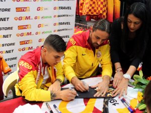 Aslan imza dağıttı