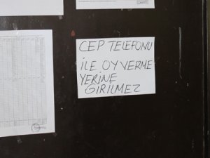 Oy kabinlerine cep telefonu yasaklandı