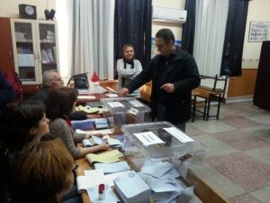 İzmirliler Oy Kullanmayı Sürdürüyor