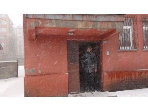 Bitlis Kar Ve Fırtınaya Teslim Oldu, Sabahleyin Sandıkların Başı Boş Kaldı