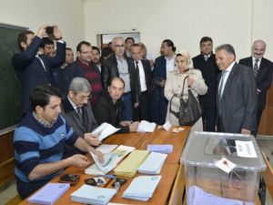 Büyükkılıç, Eşiyle Birlikte Oyunu Kullandı