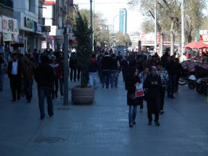 Oyunu kullanan çarşıya akın etti