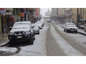 Hakkari’de Oy Kullanmaya Gidenler Kar Sürpriziyle Karşılaştı