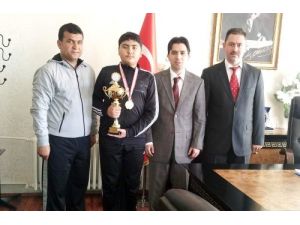 Vali Yardımcısı Yörük Satranç Şampiyonu'nu Makamında Kabul Etti