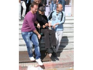 Vatandaşlık Görevini Aracının İçinde Yaptı